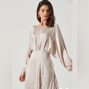 Marin Dolman Sleeve Midi Dress. CHAMPAGNE